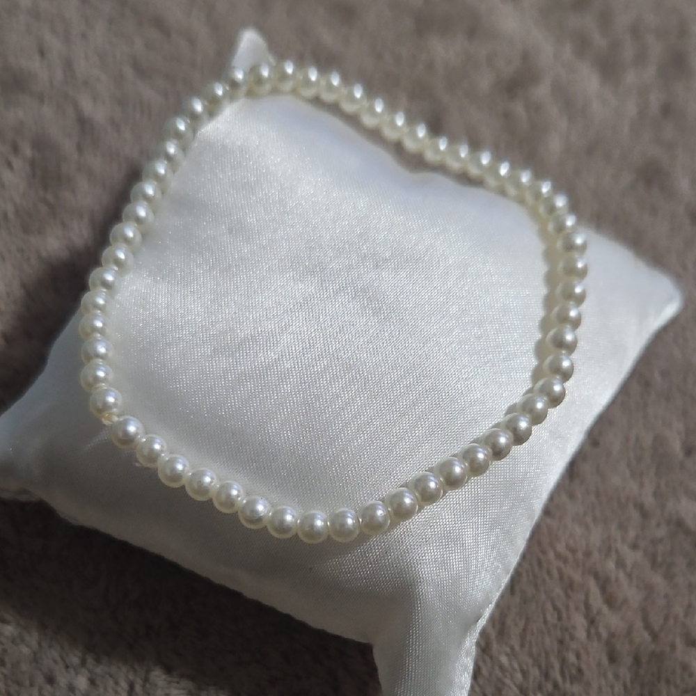 Elegant White Pearl Bracelet